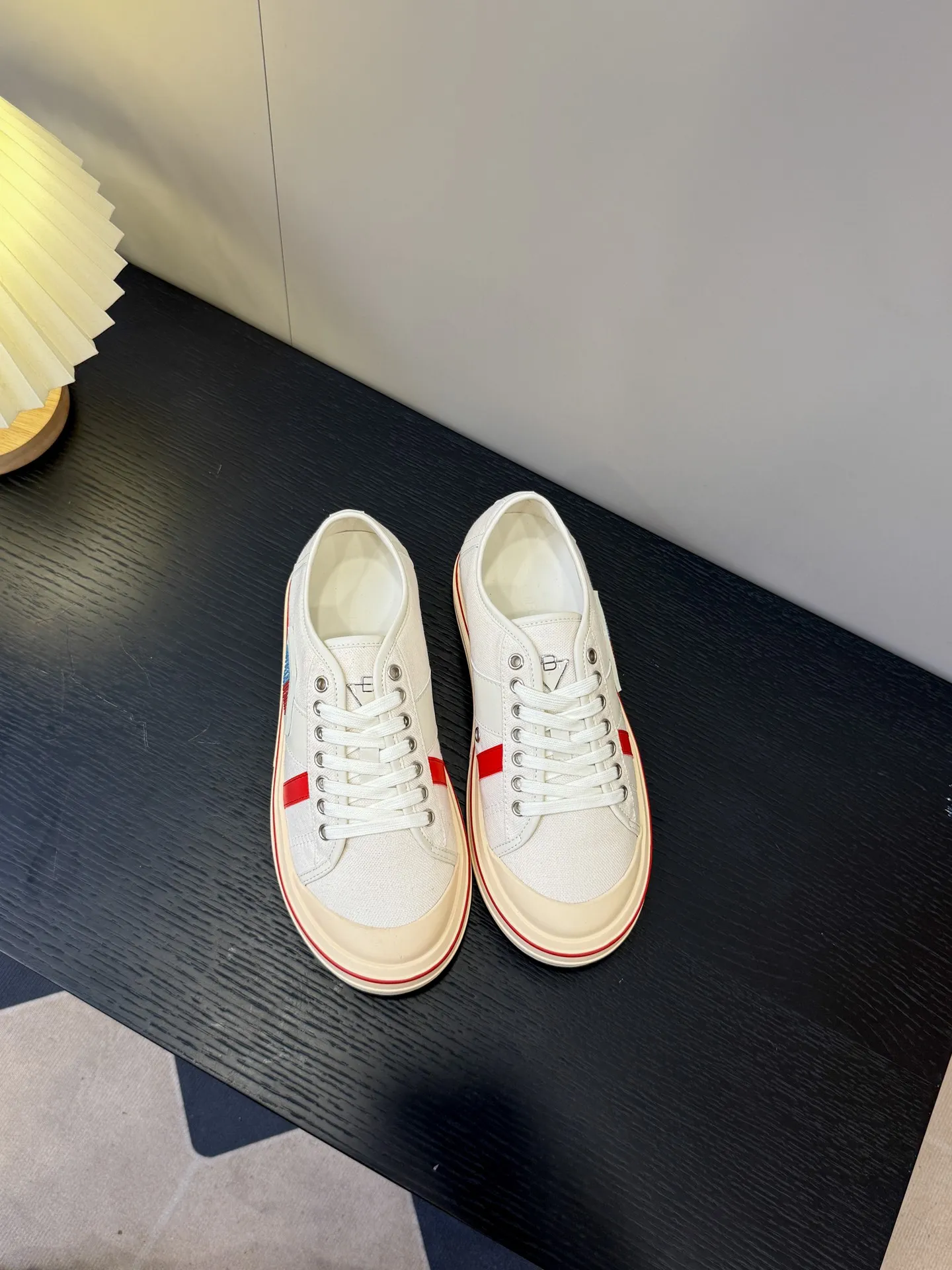 👟👟Ex-factory price 460👟👟 (Men's size +1️⃣0️⃣) BVOrbit's latest 2025 catwalk model, developed 1:1 from the original board, classic color matching elements! This is the biggest highlight of this shoe, eye-catching but not exaggerated design, super cool for daily use, super versatile whether paired with pants, sweaters or skirts, looks good no matter how you wear it, the more you look at it, the more you like it ❗️ Outsole: Original outsole color: 5 colors code number: female 35-40 male 39-44